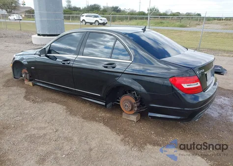 2012 Mercedes-Benz C 250 Sport z USA, uszkodzony, nr VIN WDDGF4HB5CA616419